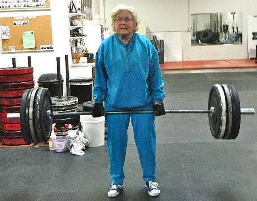 old-woman-deadlifting