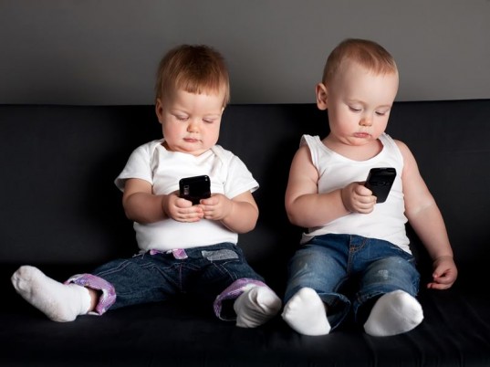 screen-time-kids-on-phones