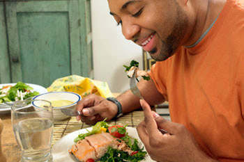 guy-eating-healthy-meal