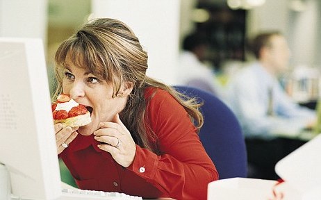 woman-snacking-at-desk